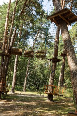 Çocuk Macera Parkı köprüler, halatlar ve merdiven uzun boylu çam ağaçları arasında ormanda yeni başlayanlar için tasarlanmış. Yüksek kablolu park tırmanma macera. Ormandaki yüksek halatlar tabii. Zipline etkinliği
