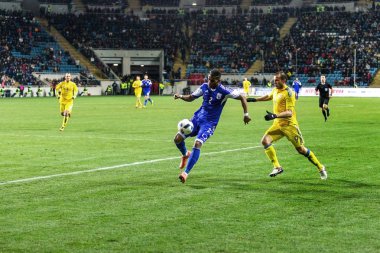 Odessa, Ukrayna -24 Mart 2016: Dostluk maçı (sarı) Ukrayna Millî Futbol takımı ve Kıbrıs (mavi) Milli takımı arasında. Yoğun maç oyun an.