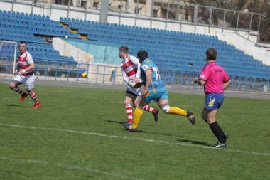 Odessa, Ukrayna - 21 Nisan 2018: Uluslararası ragbi eş Credo - Odessa ve beyaz kurt - Moldova. Erkekler maç sırasında mücadelenin bir gergin anı. Rugby oyunu, Erkek