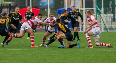 Odessa, Ukrayna - Okt 20, 2017: Odessa - Harkov Rugby Şampiyonası Milli takım. Rugby topu için oyuncuların yoğun mücadele. Yeşil alan stadyum üzerinde dinamik oyun