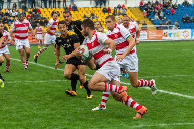 Odessa, Ukrayna - Okt 20, 2017: Odessa - Harkov Rugby Şampiyonası Milli takım. Rugby topu için oyuncuların yoğun mücadele. Yeşil alan stadyum üzerinde dinamik oyun