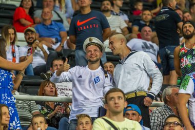 Odessa, Ukrayna 23 Temmuz 2018: Bir kalabalık futbol stadyumu. Ziyaret edenler stadyum standları dolu. Stadyumda futbol taraftarları. Taraftar standları sevinç, hafif ateş ve dalgalanan bayrak.