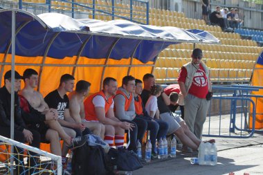 Odessa, Ukrayna - 21 Nisan 2018: Uluslararası ragbi eş Credo - Odessa ve beyaz kurt - Moldova. Erkekler maç sırasında mücadelenin bir gergin anı. Rugby oyunu, Erkek