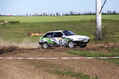 Odessa, Ukrayna - 17 Nisan 2016: Üzerinde bir mini ralli Kupası Limanov Severin güneşli bir gün pitoresk bozkır alanı'nda Ukrayna Şampiyonası