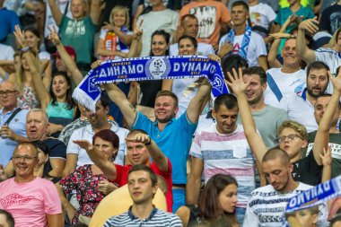 Odessa, Ukrayna 23 Temmuz 2018: Bir kalabalık futbol stadyumu. Ziyaret edenler stadyum standları dolu. Stadyumda futbol taraftarları. Taraftar standları sevinç, hafif ateş ve dalgalanan bayrak.