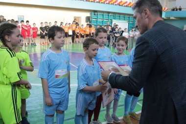 Odessa, Ukrayna - 29 Nisan 2017: rugby ligi özel spor okulu odessa maçın sonra ödüllendirme çocuklar