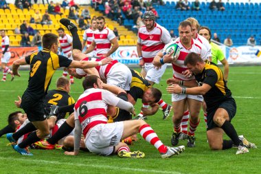 Odessa, Ukrayna - Okt 20, 2017: Odessa - Harkov Rugby Şampiyonası Milli takım. Rugby topu için oyuncuların yoğun mücadele. Yeşil alan stadyum üzerinde dinamik oyun