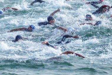 Odessa, Ukrayna - 19 Ağustos 2018: geleneksel spor yarışları milletin. Hayatta kalmak, açık denizde su, yüzme maratonu için engeller ile Ukrayna yarış aşırı tehlikeli bir yolda sınar.