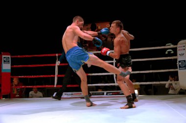 Odessa, Ukrayna - 18 Ağustos 2013: Atletizm Mma dövüş sanatları savaşçılar yumruk ve tekme neden hücre içinde rekabet karışık. Cumhurbaşkanlığı Kupası mücadele ultimate dramatik anı. Boksörler ringe mücadele