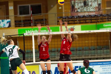 Odessa, Ukrayna - Eylül 12, 2017: 2018 voleybol Cev Kupası - kadınlar. Oynanan Khimik Yujni (Ukrayna) - beyaz ve Zesar VFM'nin Franches-Montagnes (İsviçre) - kırmızı. Bayanlar voleybol oyun vurguladı