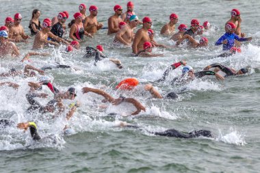 Odessa, Ukrayna - 19 Ağustos 2018: geleneksel spor yarışları milletin. Hayatta kalmak, açık denizde su, yüzme maratonu için engeller ile Ukrayna yarış aşırı tehlikeli bir yolda sınar.