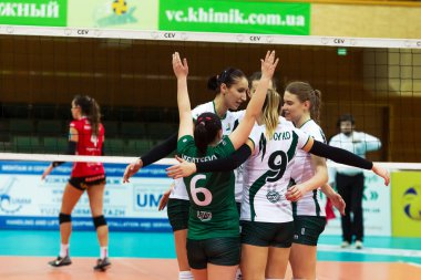 Odessa, Ukrayna - Eylül 12, 2017: 2018 voleybol Cev Kupası - kadınlar. Oynanan Khimik Yujni (Ukrayna) - beyaz ve Zesar VFM'nin Franches-Montagnes (İsviçre) - kırmızı. Bayanlar voleybol oyun vurguladı