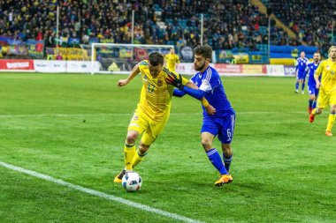 Odessa, Ukrayna -24 Mart 2016: Dostluk maçı (sarı) Ukrayna Millî Futbol takımı ve Kıbrıs (mavi) Milli takımı arasında. Yoğun maç oyun an.