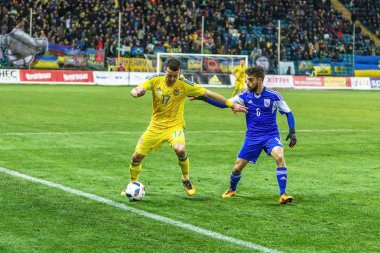 Odessa, Ukrayna -24 Mart 2016: Dostluk maçı (sarı) Ukrayna Millî Futbol takımı ve Kıbrıs (mavi) Milli takımı arasında. Yoğun maç oyun an.