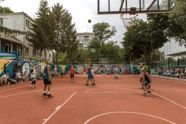 Odessa, Ukrayna - 28 Temmuz 2018: Ergen 3 x 3 streetball Şampiyonası sırasında basketbol oynuyorum. Gençler bir açık şehir spor yere sokak basketbol oynuyorum. Streetball - sokak kültürleri
