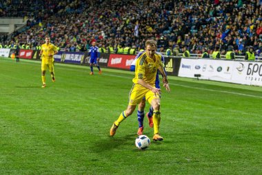 Odessa, Ukrayna -24 Mart 2016: Dostluk maçı (sarı) Ukrayna Millî Futbol takımı ve Kıbrıs (mavi) Milli takımı arasında. Yoğun maç oyun an.