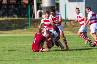 Odessa, Ukrayna - 10 Eylül 2017: Uluslararası rugby turnuva ekipleri Chisinau - Moldova ve Odessa - Ukrayna arasında. Sıkı rugby oyunu yeşil çim sahada parçası