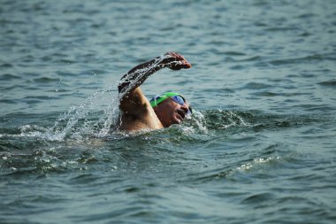 Odessa, Ukrayna - Eylül 2018: Odessa, Oceanman Biz Are açık su yüzme yarışmalar. Yüzücüler kıyıdan içine su ve büyük yüzme yarışında siyah açık su üzerinde çalıştırın. Spor yaşam tarzı