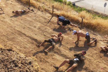 Odessa, Ukrayna - 19 Ağustos 2018: geleneksel spor yarışları milletin. Hayatta kalmak, açık denizde su, yüzme maratonu için engeller ile Ukrayna yarış aşırı tehlikeli bir yolda sınar.