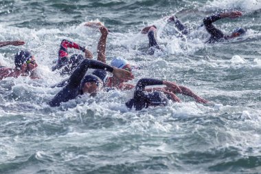 Odessa, Ukrayna - 19 Ağustos 2018: geleneksel spor yarışları milletin. Hayatta kalmak, açık denizde su, yüzme maratonu için engeller ile Ukrayna yarış aşırı tehlikeli bir yolda sınar.