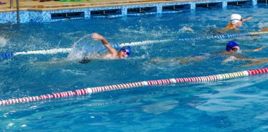 Odessa, Ukrayna -24 Eylül 2016: havuzda çocuklar arasında Ukrayna Şampiyonası triatlon sporcular sırasında spor. Kapalı havuzda rekabet çocuk