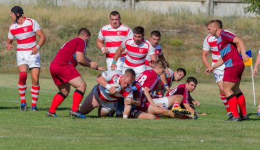 Odessa, Ukrayna - 10 Eylül 2017: Uluslararası rugby turnuva ekipleri Chisinau - Moldova ve Odessa - Ukrayna arasında. Sıkı rugby oyunu yeşil çim sahada parçası