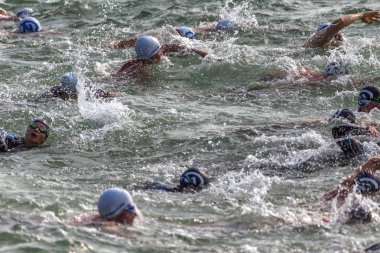 Odessa, Ukrayna - 19 Ağustos 2018: geleneksel spor yarışları milletin. Hayatta kalmak, açık denizde su, yüzme maratonu için engeller ile Ukrayna yarış aşırı tehlikeli bir yolda sınar.