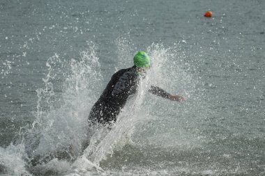 Odessa, Ukrayna - Eylül 2018: Odessa, Oceanman Biz Are açık su yüzme yarışmalar. Yüzücüler kıyıdan içine su ve büyük yüzme yarışında siyah açık su üzerinde çalıştırın. Spor yaşam tarzı