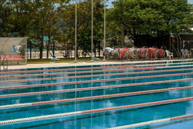 Varna, Bulgaristan - 29 Mayıs 2017: Genel spor Açık Yüzme Havuzu. Olimpik Yüzme havuz mavi su yollarında ayıran çizgiler. Havuz mavi su eğitim sporcular yüzücüler