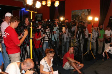 Odessa, Ukrayna - Temmuz 7, 2009: Dünya şampiyonu Vitali Klitschko Dünya Kupası savaş başlamadan önce basın toplantısı Klitschko K2 boksörler tutar. Boksörler Avtandil Khurtsidze ve Vyacheslav Uzelkov