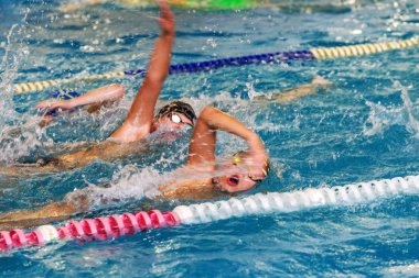 Odessa, Ukrayna -24 Eylül 2016: havuzda çocuklar arasında Ukrayna Şampiyonası triatlon sporcular sırasında spor. Kapalı havuzda rekabet çocuk