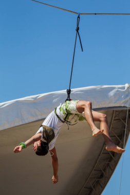Odessa, Ukrayna 25 Ağustos 2017: slackline, highline sıkı halat yürüyüş bir atlet. Walker Highline doğa sporları Festivali için rekabet içinde yer aldığı