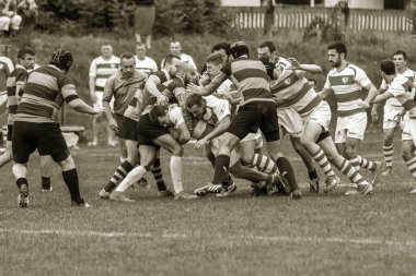 Odessa, Ukrayna - 26 Mayıs 2018: Ukrayna Kupası Politechnik - Odessa ve Credo - 65 Odessa (kırmızı). Rugby topu için oyuncuların yoğun mücadele. Yeşil alan stadyum üzerinde dinamik oyun