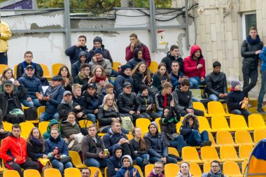 Odessa, Ukrayna - 21 Mayıs 2017: Avrupa ragbi Şampiyonlar Kupası Ukrayna (mavi) ve İsveç (sarı). Rugby topu alan üzerinde. Rugby maç topu için ağır bir maç olacak. Rugby oyuncuları sahada