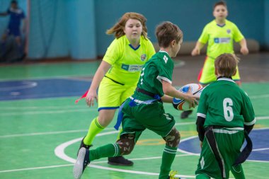 Odessa, Ukrayna - Hazi 24,2018: Küçük çocuklar kapalı salonunda şehir okulun derby Oyunlar sırasında rugby oynamak. Çocuk spor. Çocuk rugby 5 oyun. Çocuk zafer için mücadele. Sağlıklı yaşam tarzı