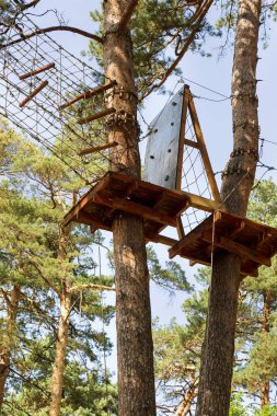 Çocuk Macera Parkı köprüler, halatlar ve merdiven uzun boylu çam ağaçları arasında ormanda yeni başlayanlar için tasarlanmış. Yüksek kablolu park tırmanma macera. Ormandaki yüksek halatlar tabii. Zipline etkinliği