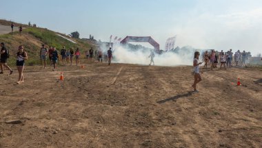 Odessa, Ukrayna - 19 Ağustos 2018: geleneksel spor yarışları milletin. Hayatta kalmak, açık denizde su, yüzme maratonu için engeller ile Ukrayna yarış aşırı tehlikeli bir yolda sınar.