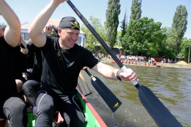 Odessa, Ukrayna - 16 Mayıs 2010: Şampiyonası Gaziler arasında kürek Ukrayna. Dragon Tekne Nehri üzerinde. İnsanlar kürek tekne yaz aylarında yarışta