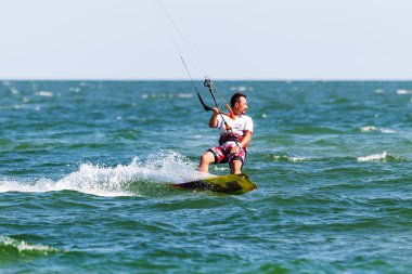 Odessa, Ukrayna - 26 Ağustos 2017: Kiteboarding. Dalgalar deniz doğa sporları Kitesurfing eğlence. Eğlence etkinlikleri, su sporları, eylem, Hobiler ve eğlenceli yaz aylarında. Kiteboarding spor