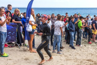 Odessa, Ukrayna - 08.09.2018: rekabet çocuklar için yüzme Oceanman biz açık açık su. Shore yüzücüler çocuklar içine su ve büyük yüzme yarışında açık deniz suya. Spor yaşam tarzı