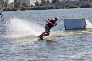 Odessa, Ukrayna - 17 Eylül 2017: Uyku modundan çıkarma Park. Yaz plaj su sporları. Atlet gemide su kayar. Su üzerinde paten. Kaykay, Wakeboarding. Yaz bilgi spor arka plan