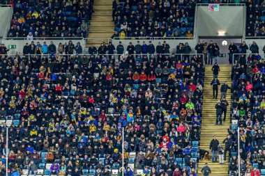 Odessa, Ukrayna - 24 Mart 2016: Futbol taraftarları ve seyirci stadyum standları duygusal onların Ukrayna ve Kıbrıs Milli takım maç sırasında destek ekibi. Duygular, el fenerleri, duman, çığlıkları
