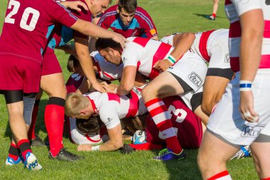 Odessa, Ukrayna - 10 Eylül 2017: Uluslararası rugby turnuva ekipleri Chisinau - Moldova ve Odessa - Ukrayna arasında. Sıkı rugby oyunu yeşil çim sahada parçası
