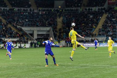 Odessa, Ukrayna -24 Mart 2016: Dostluk maçı (sarı) Ukrayna Millî Futbol takımı ve Kıbrıs (mavi) Milli takımı arasında. Yoğun maç oyun an.
