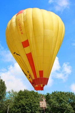 Odessa, Ukrayna - 27 Haziran 2010: Deşarj gaz tesisatı başlayan bir balon uçuş lansmanı. Mavi gökyüzü ile şehir sokakları yaz boyunca binmek isteyen seyirci