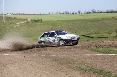 Odessa, Ukrayna - 17 Nisan 2016: Üzerinde bir mini ralli Kupası Limanov Severin güneşli bir gün pitoresk bozkır alanı'nda Ukrayna Şampiyonası