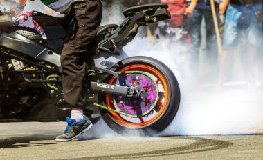 Odessa, Ukrayna - 10 Haziran 2018: Otomobil Fuarı. Aşırı hileler, motosiklet üzerinde sürüklenen. Tekerlekler yere kadar ısınma gelen duman. Sitede drift. Aşırı Otomobil Fuarı önünde hız yarış