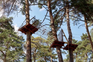 Çocuk Macera Parkı köprüler, halatlar ve merdiven uzun boylu çam ağaçları arasında ormanda yeni başlayanlar için tasarlanmış. Yüksek kablolu park tırmanma macera. Ormandaki yüksek halatlar tabii. Zipline etkinliği