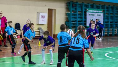 Odessa, Ukrayna - Hazi 24,2018: Küçük çocuklar kapalı salonunda şehir okulun derby Oyunlar sırasında rugby oynamak. Çocuk spor. Çocuk rugby 5 oyun. Çocuk zafer için mücadele. Sağlıklı yaşam tarzı