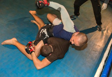 Odessa, Ukrayna - 14 Ekim 2015: Bölgesel kavgalar içinde belgili tanımlık çalmak. Atletizm Mma savaşçıları yarışmak, atar ve yumruk ve tekme ile sonuçlanan dövüş sanatları karışık. Savaşın dramatik an